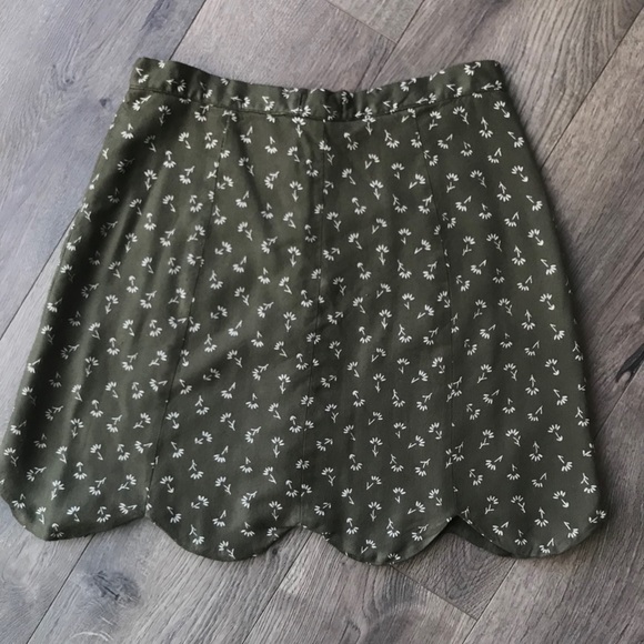 Button-up Scalloped Mini Skirt - Picture 3 of 4